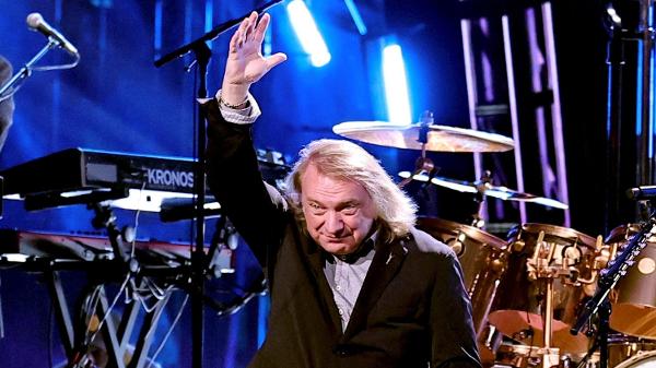 Lou Gramm, do Foreigner, se apresenta na cerimônia de posse do Hall da Fama do Rock & Roll de 2024, em Cleveland, EUA; no sábado, a banda toca em São Paulo