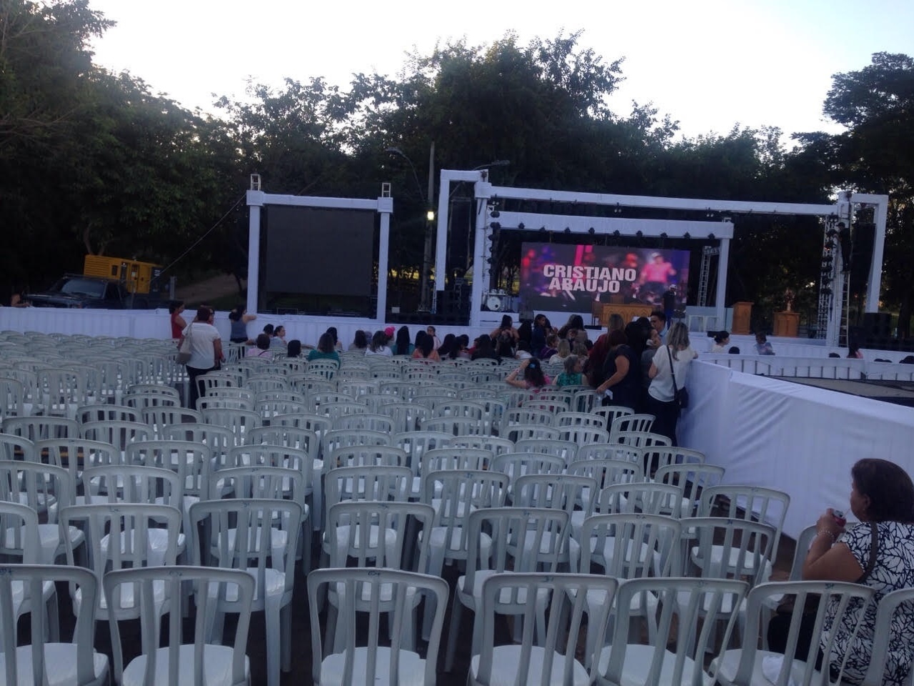 Palco e telão montados no estacionamento da paróquia Nossa Senhora da Assunção, em Goiânia, para a celebração da missa de sétimo dia de Cristiano Araújo - Luciana Vitorino/UOL