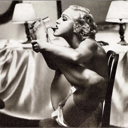 2.jun.2015 - Na tarde desta quinta-feira, Madonna mostrou toda a sua elasticidade ao publicar uma foto em seu Instagram em que aparece segurando um copo d`água com os dois pés. "Uma maneira de beber água", escreveu a cantora na legenda da imagem