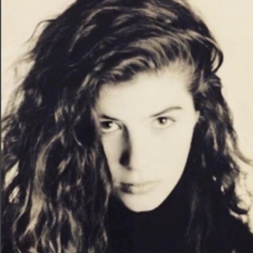 26.ago.2015- Mariana Godoy mostra no Instagram foto sua, aos 22 anos, em que aparece com os cabelos longos e cacheados: "Foto de 1991 antes de cortar o cabelo beeeeem curtinho", escreveu a apresentadora