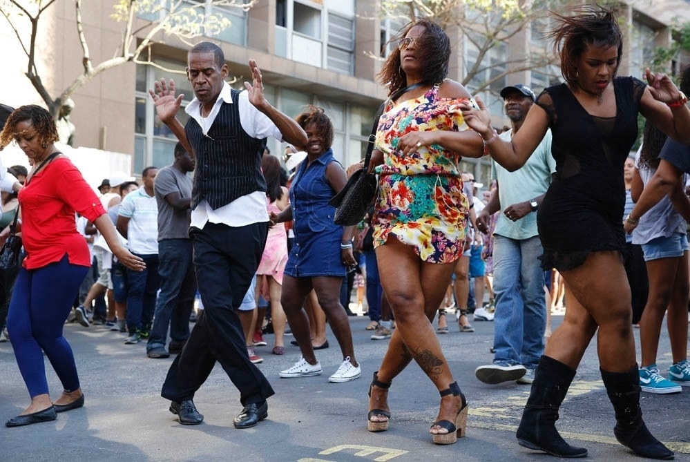 29.ago.2015 - Na tarde deste sábado o Tribunal de Justiça do Rio promove um baile charme em frente a sede no centro da cidade. - Marcos Pinto/UOL