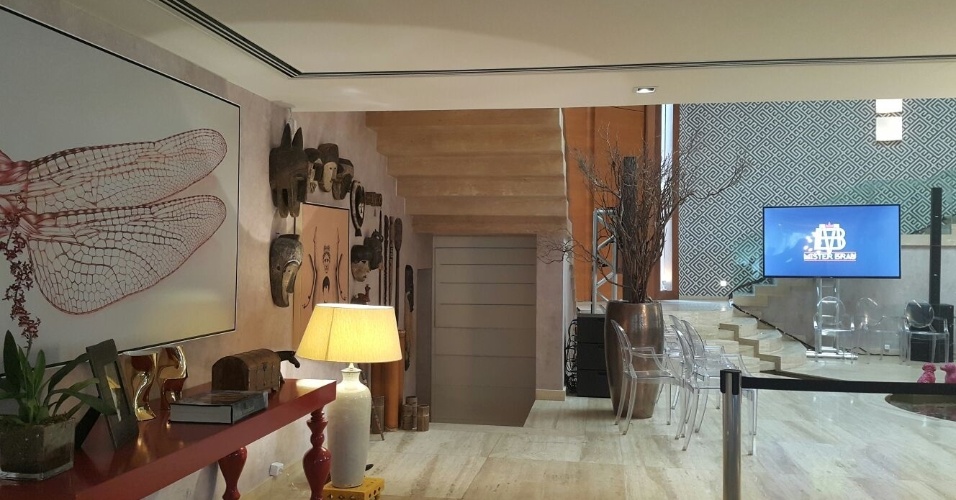 14.set.2015 - Detalhe do porta-retrato de Mister Brau e Michele no interior da casa onde é gravada o seriado
