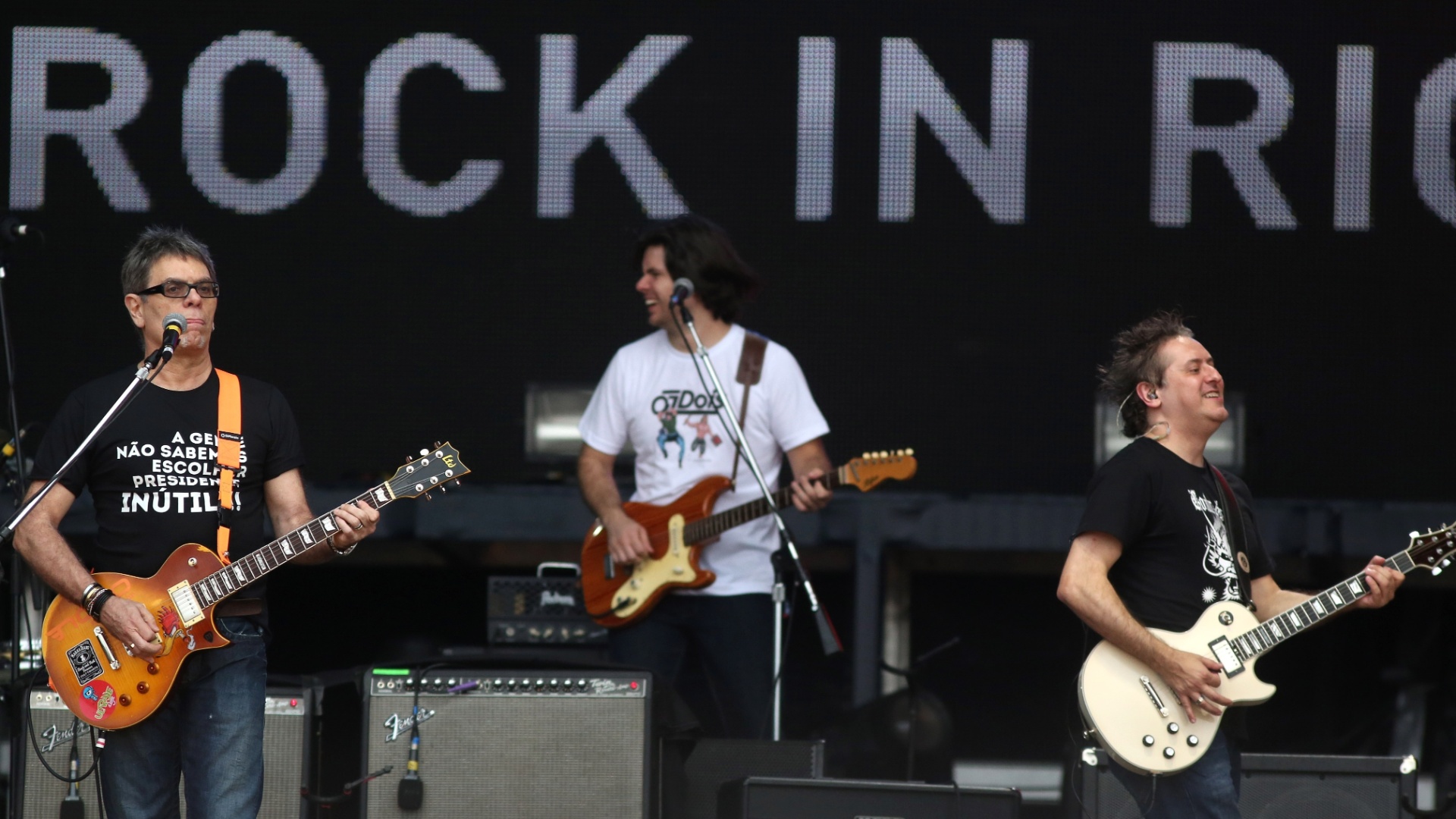 26.set.2016 - Erasmo Carlos toca com Ultraje a Rigor no palco Sunset, durante o sexto dia do festival Rock in Rio 2015. - Marco Antonio Teixeira/UOL