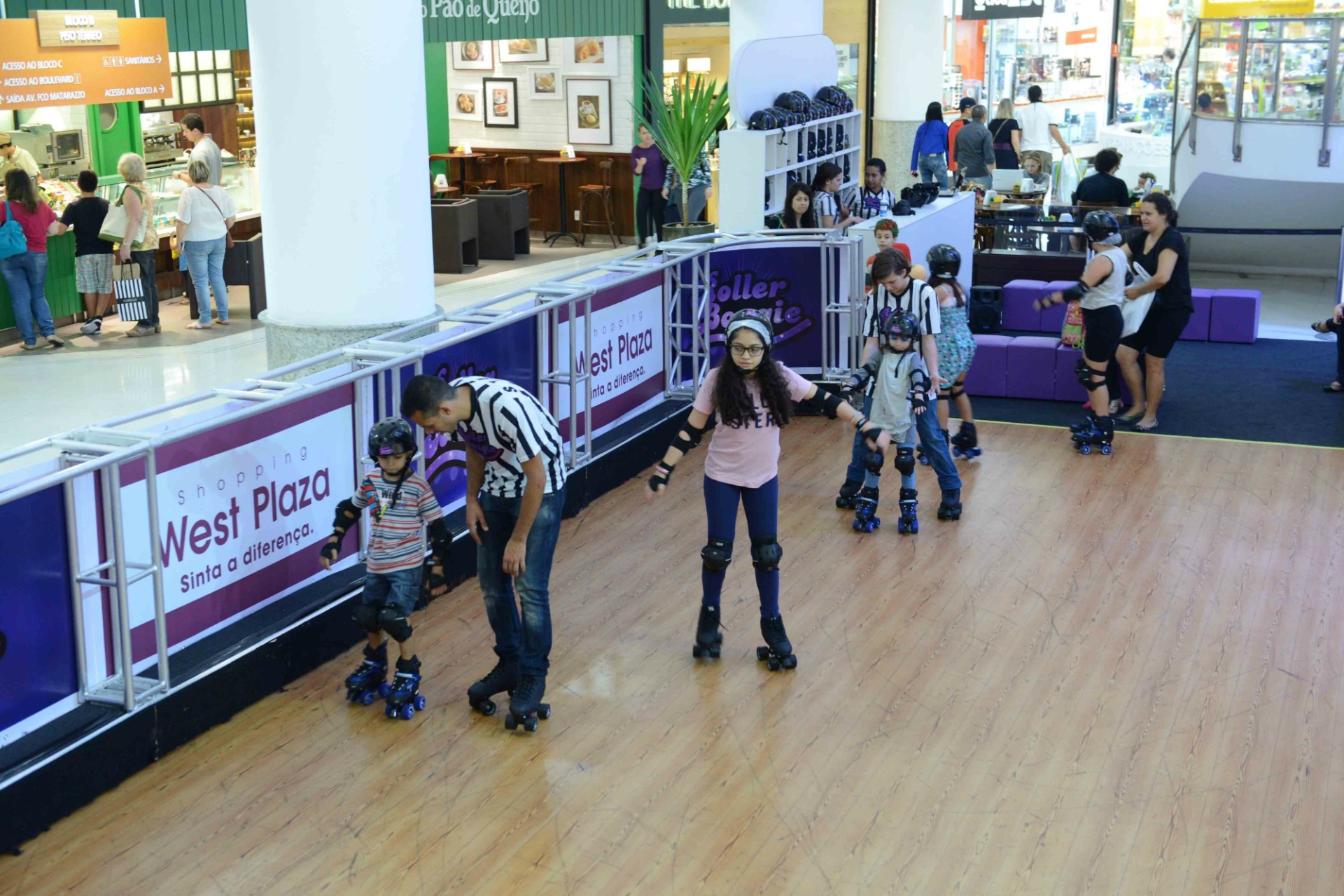 No shopping West Plaza, as crianças poderão andar com os patins quad (aqueles de quatro rodinhas) em uma pista de patinação retrô, de 120 m², até dia 31 de outubro. A atividade é indicada para crianças a partir de 5 anos e também permite adultos. A pista terá som dos clássicos disco, das décadas de 70 e 80. - Divulgação