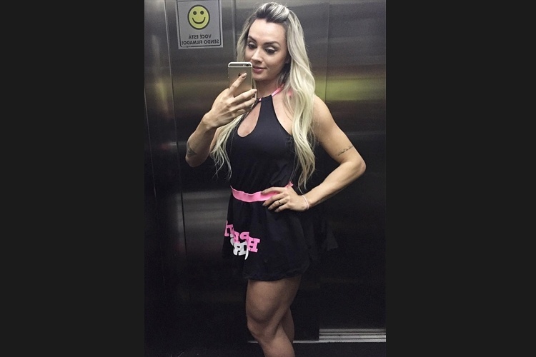 Juju Salimeni prendeu a franja no topo da cabeça para o cabelo não cair no rosto na hora da malhação - Reprodução/Instagram/@jujusalimeni