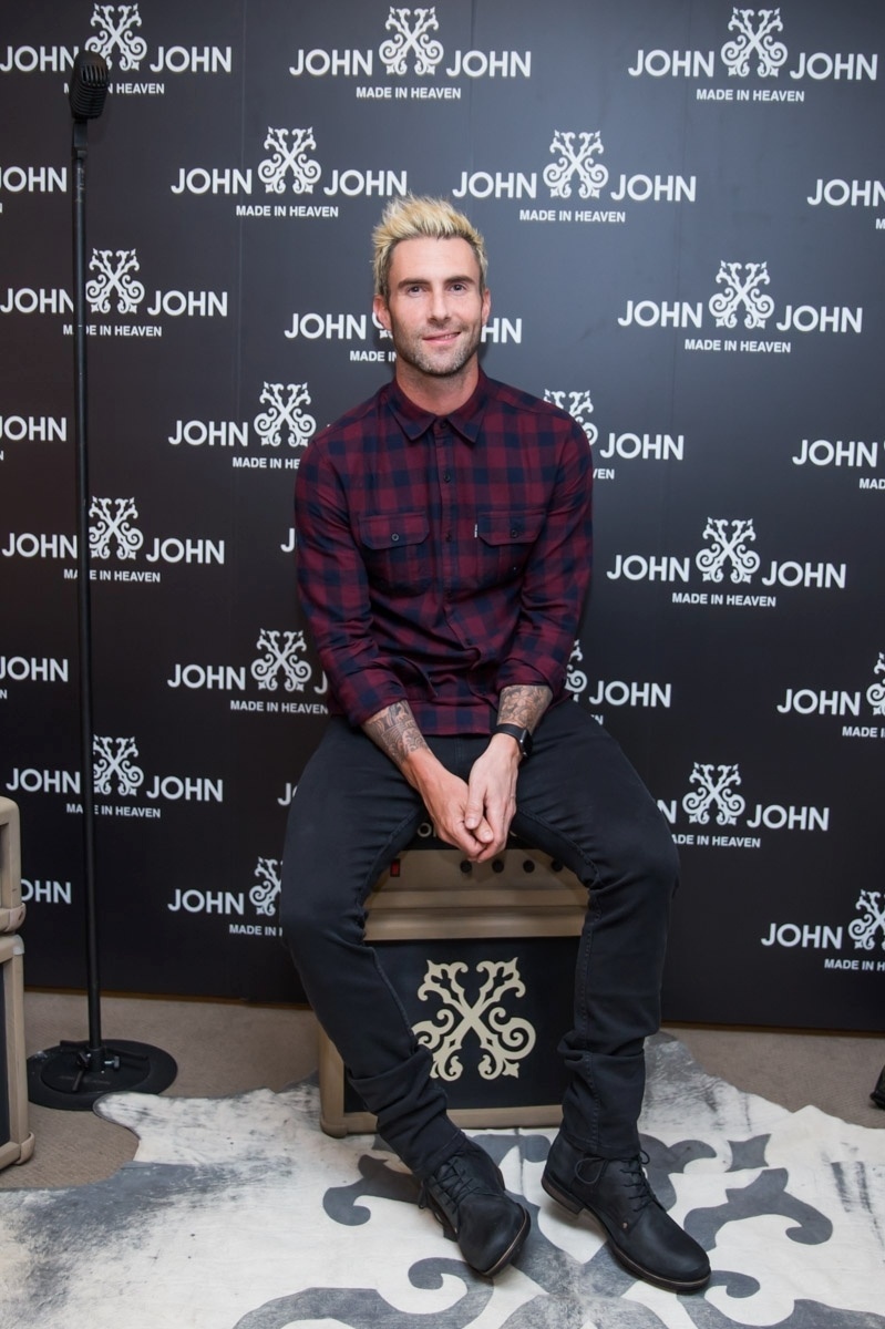 16.mar.2016- Adam Levine, vocalista do Maroon 5,posa em evento da marca da qual é garoto-propaganda na Oscar Freire, em São Paulo - Manuela Scarpa e Rafael Cusato/Brazil News