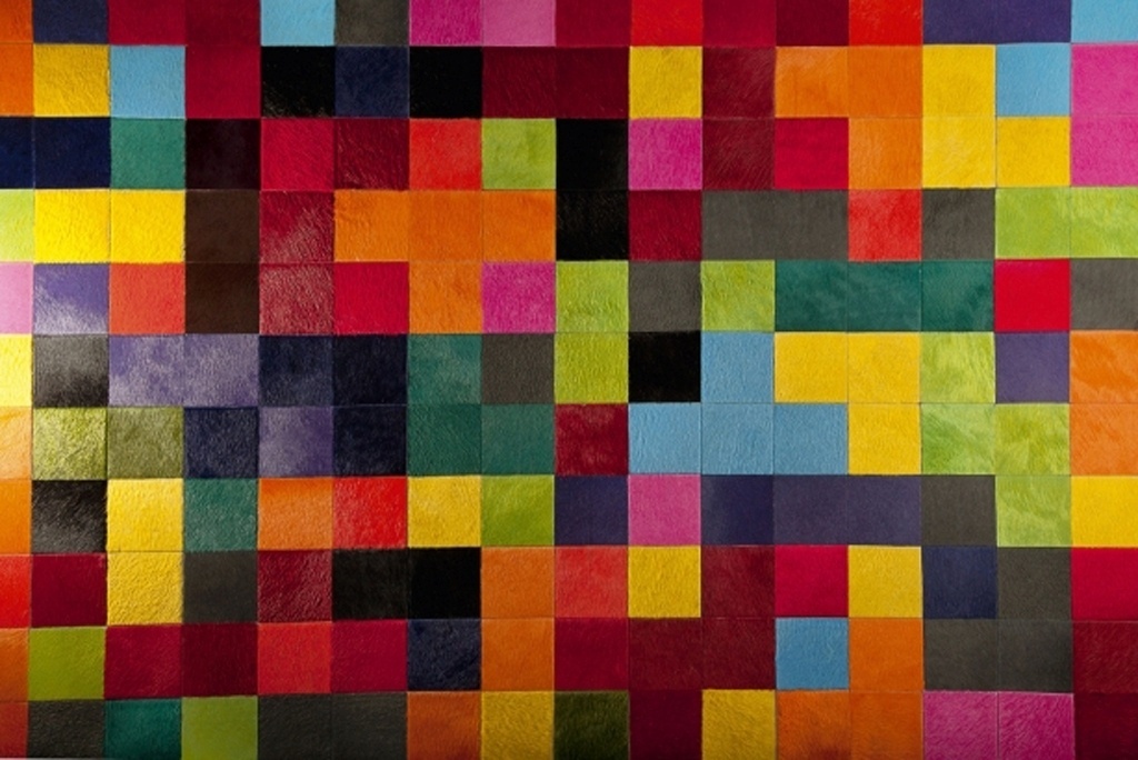 Num ambiente de fundo neutro, tenha um tapete Pixel (tamanhos variados), da Inusual, em couro natural, durável e muito colorido. Cada quadradinho tem 10 cm x 10 cm, e o forro pode ser macio ou de lona. Depois, basta buscar pequenos objetos de decoração em cores que acompanhem seu tapete - Divulgação