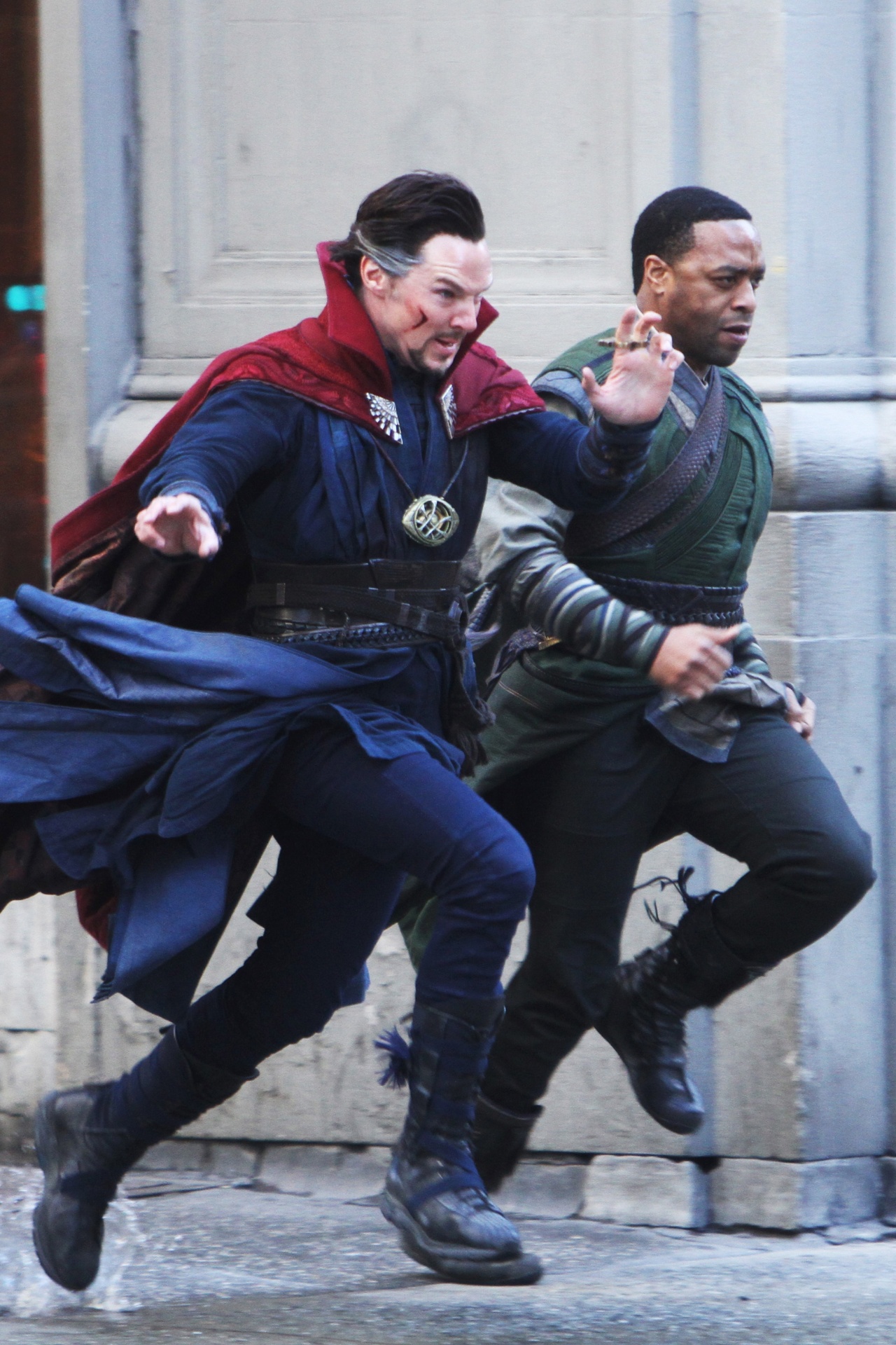 3.abr.2016 - Os atores Benedict Cumberbatch e Chiwetel Ejiofor gravam cenas de "Doutor Estranho" em Nova York - AKI-GSM