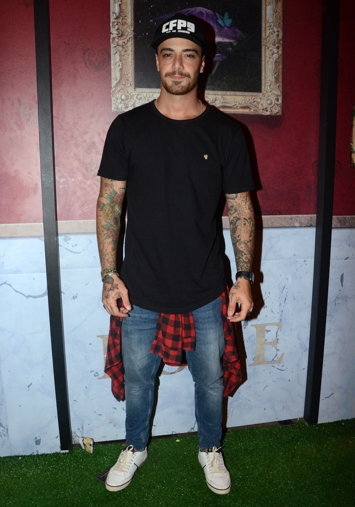 23.abr.2016 - Felipe Titto, o Marley de "Malhação", curte o festival de música eletrônica Tomorrowland na sexta (22), em Itu, interior de São Paulo - Eduardo Martins/AgNews