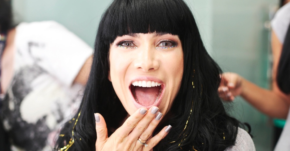 05.mai.2016 - Patricia Abravanel vira Katy Perry no centésimo "Máquina da Fama"; em três temporadas, o programa já produziu 750 apresentações, homenageou 500 artistas e distribuiu quase R$ 1 milhão em prêmios