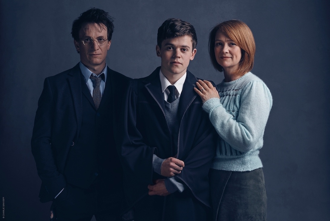 Mais velho e sério, Potter (Jamie Parker) agora trabalhar no Ministério da Magia e vive com sua mulher, Gina Weasley (Poppy Miller), e três crianças em idade escolar. Nas fotos, o casal aparece com o filho mais novo, Alvo (Sam Clemmet), que lidera a nova aventura - Harry Potter Theatrical Productions