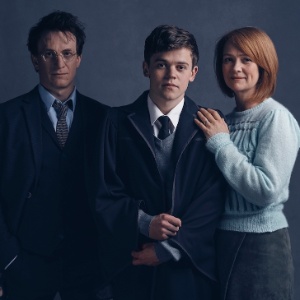 Mais velho e sério, Potter (Jamie Parker) agora trabalhar no Ministério da Magia e vive com sua mulher, Gina Weasley (Poppy Miller), e três crianças em idade escolar. Nas fotos, o casal aparece com o filho mais novo, Alvo (Sam Clemmet), que lidera a nova aventura - Harry Potter Theatrical Productions