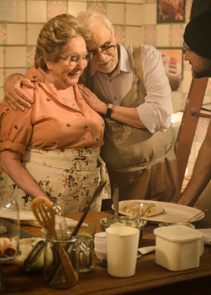 Aracy Balabanian e Francisco Cuoco são dirigidos por Leonardo Nogueira (à dir), em cena de "Sol Nascente" - Ramon Vasconcelos/Rede Globo - Ramon Vasconcelos/Rede Globo