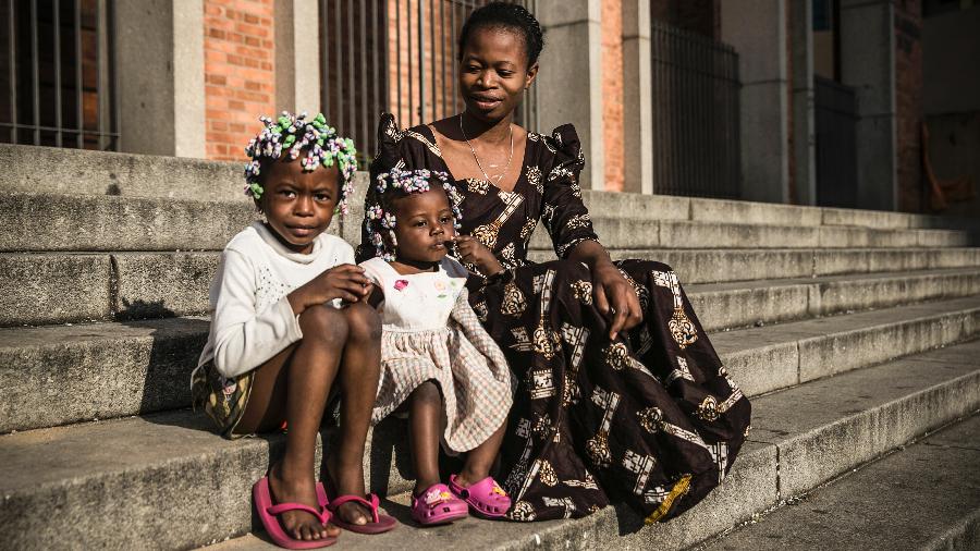 Grávida de quatro meses, a cabeleireira Liliana Mujinga, 26, veio de Angola com as duas filhas e hoje passa por dificuldades  - Lucas Lima/UOL