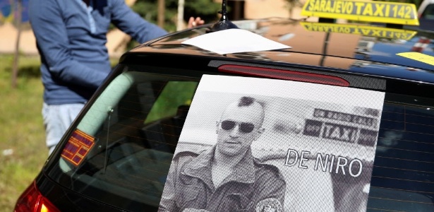Taxistas de Sarajevo fixam cartazes com imagem de Robert De Niro em "Taxi Driver" - Dado Ruvic/Reuters