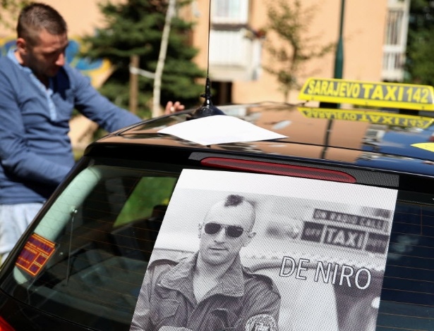 Taxistas de Sarajevo fixam cartazes com imagem de Robert De Niro em "Taxi Driver" - Dado Ruvic/Reuters