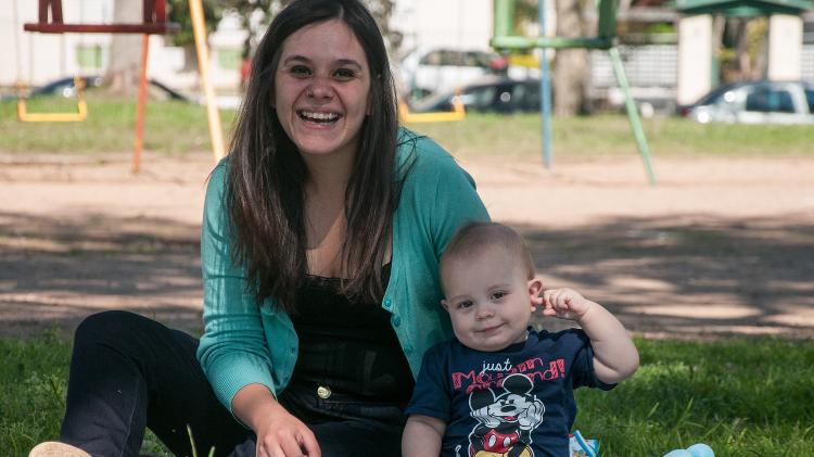 A artesã Gabrielle, 26, de Porto Alegre (RS) e seu bebê Miguel, 1 ano - Nede Losina/UOL - Nede Losina/UOL