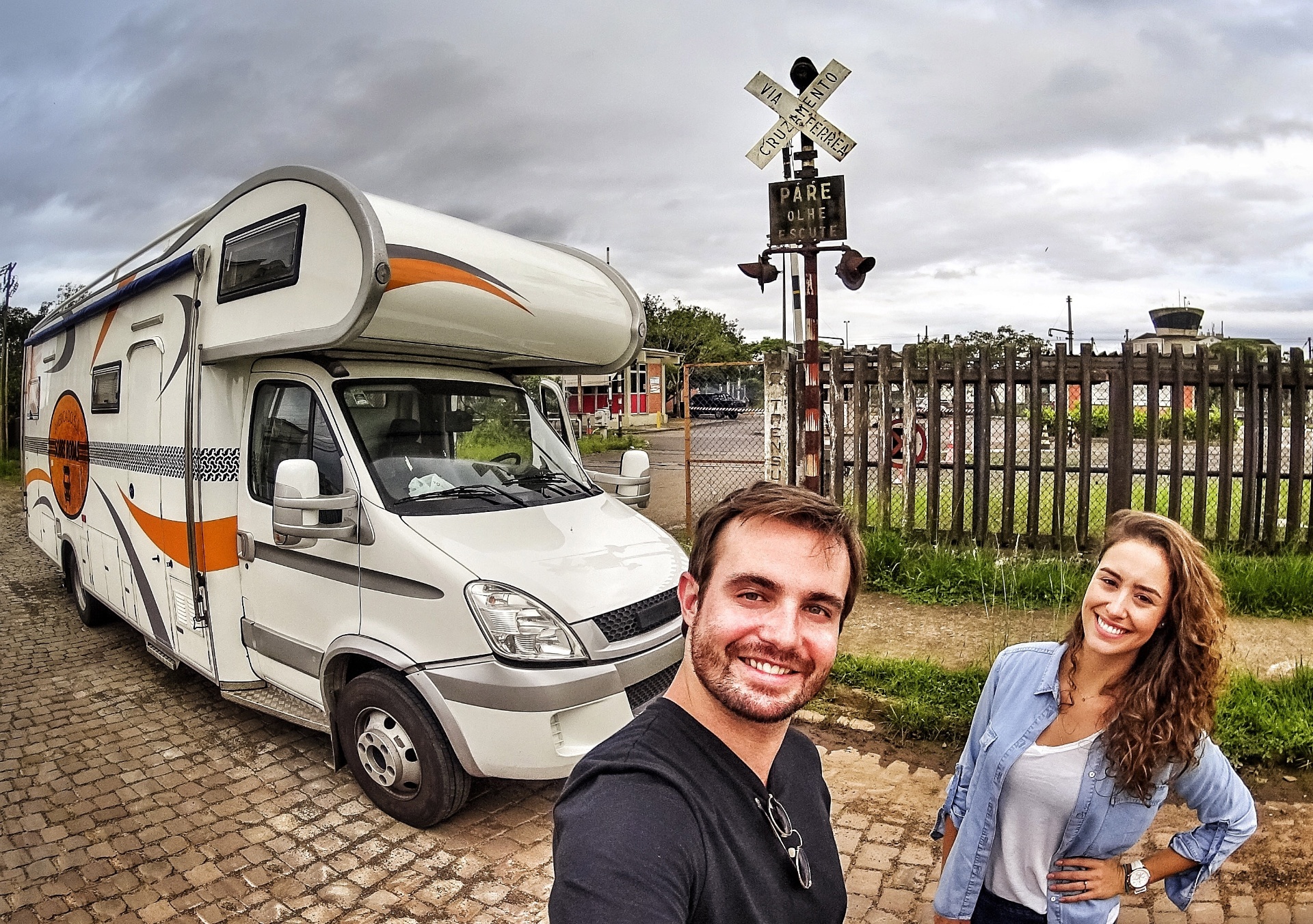 Os atores Max Fercondini e Amanda Richter viajaram pela América do Sul em um motorhome - Divulgação/TV Globo