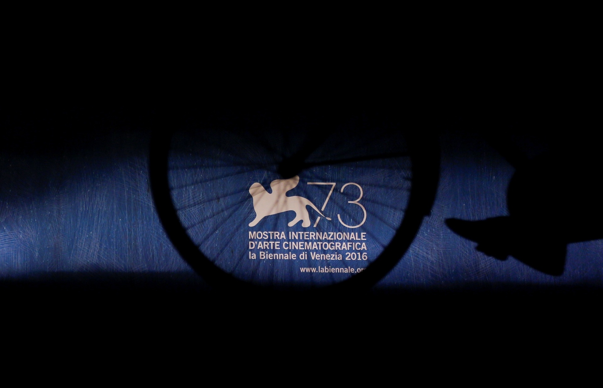 30.ago.2016 - Cartaz na entrada do 73º Festival de Veneza, que acontece entre os dias 31 de agosto e 10 de setembro, na Itália - Alessandro Bianchi/Reuters