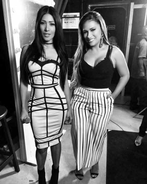Simone e Simaria em foto preto e branco. Uma usa vestido bicolor e outra calça pantalona listrada - Reprodução/ Instagram/ @simoneesimaria