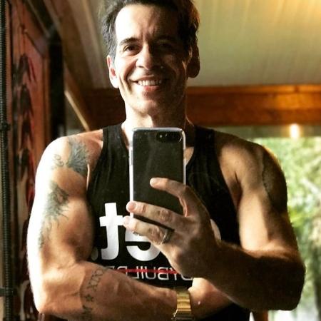 Leandro Hassum exibe orgulhoso os braços sarados em selfie feita na academia - Reprodução/Instagram/@leandrohassum