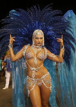 25.fev.2017 - Livia Andrade, madrinha da bateria da Império de Casa Verde - Iwi Onodera/UOL - Iwi Onodera/UOL