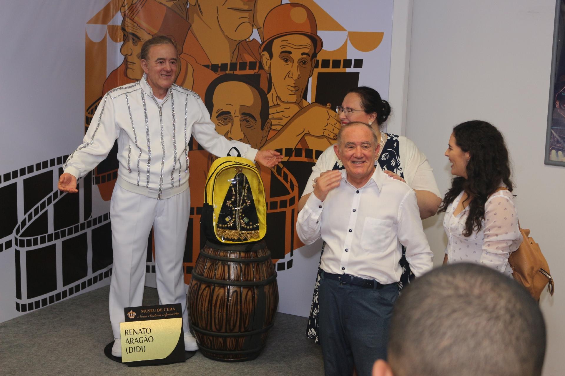 Ao lado da mulher, Lilian, e da filha, Lívian, Renato Aragão confere sua estátua de cera no Memorial da Devoção Nossa Senhora Aparecida, no interior de São Paulo - Vitor Mioto/Divulgação