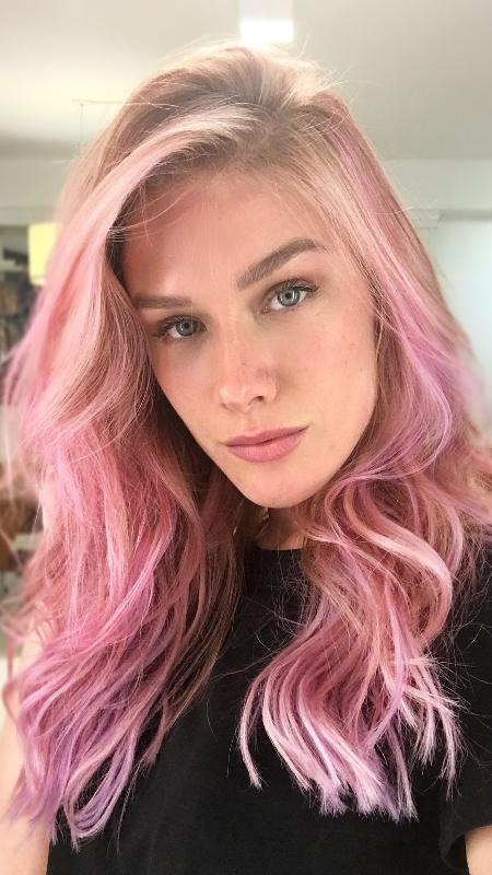 Fiorella Mattheis pintou os fios de rosa para viver a personagem Mika - Divulgação