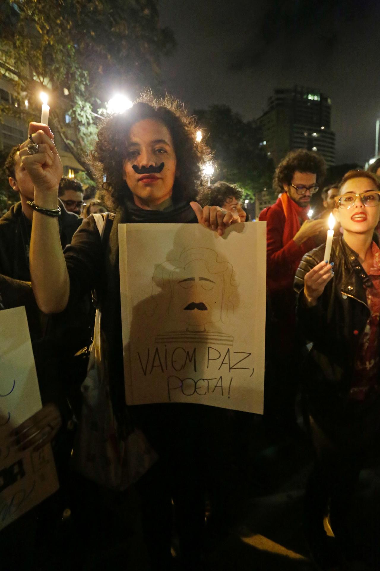 Fãs acendem velas e cantam músicas em memória do cantor cearense Belchior, na Praça Roosevelt, no centro de São Paulo - Nelson Antoine/Estadão Conteúdo