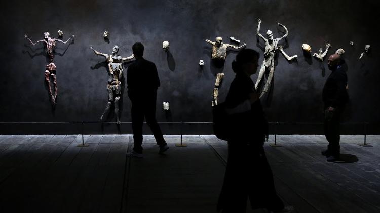 Visitantes observam a obra "Imitação de Cristo" de Roberto Cuoghi, na Bienal de Veneza deste ano - Stefano Rellandini/Reuters - Stefano Rellandini/Reuters