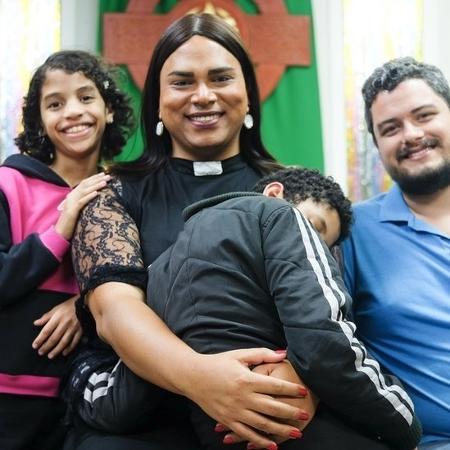 Alexya com os filhos e marido Roberto, com quem está desde 2009 - Isadora Brant/BBC Brasil