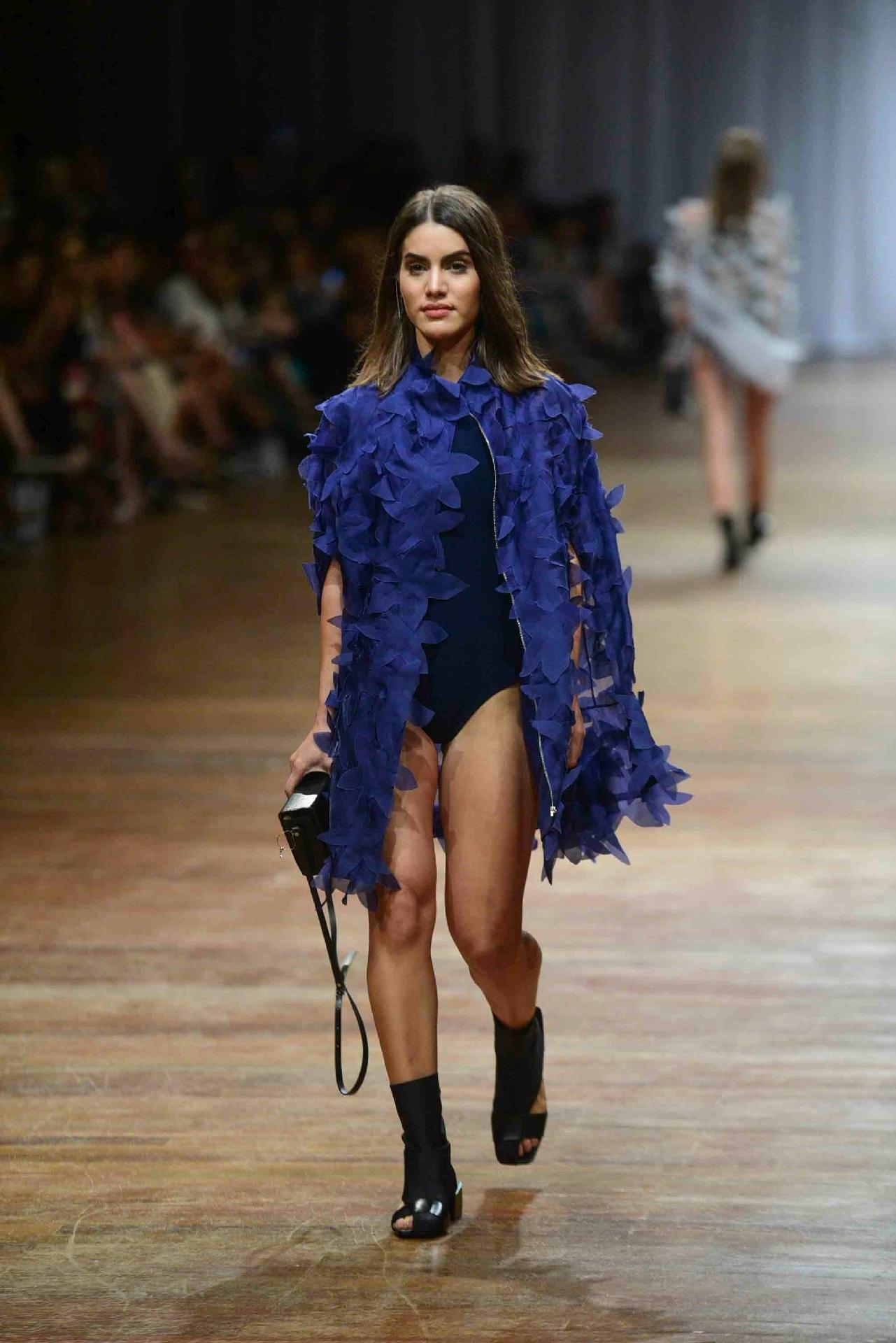 A blogueira Camila Coelho também desfilou com a coleção de Gloria Coelho - AgNews