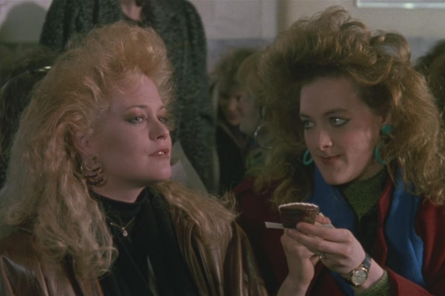 Joan Cusack e Melanie Griffith em "Uma Secretária do Futuro" (1988) - Divulgação