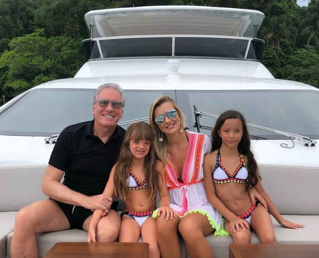 Roberto Justus, Ana Paula Siebert e Rafa Justus vão passar o Réveillon em Angra dos Reis, no Rio de Janeiro - Reprodução/Instagram