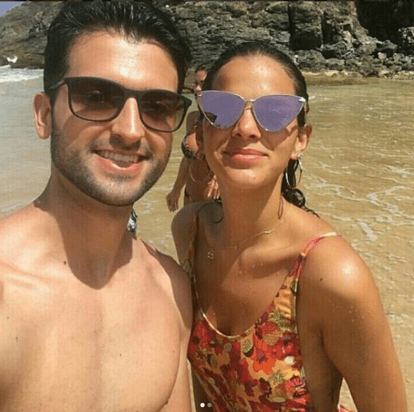 Bruna Marquezine posa com fã - Reprodução/Instagram