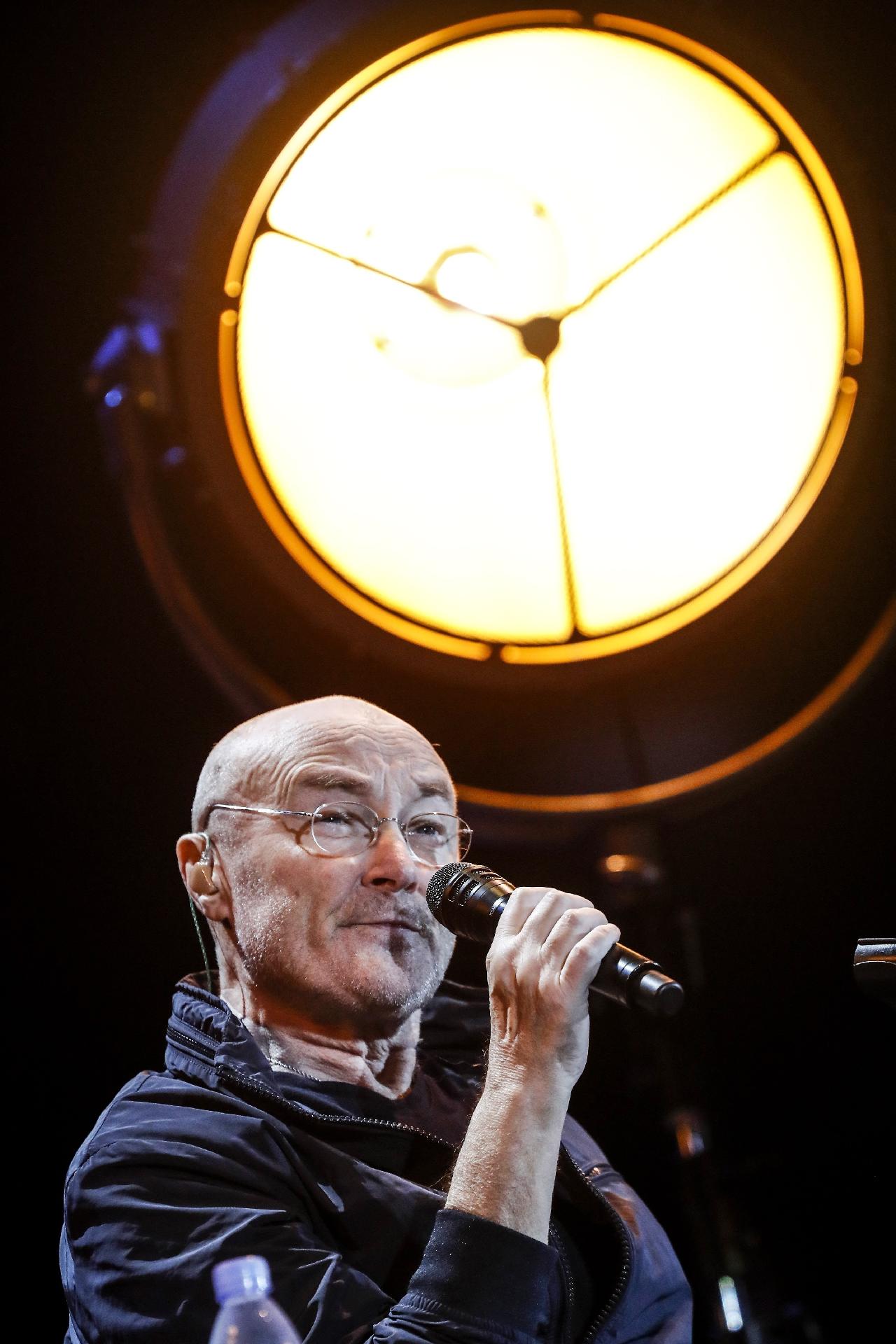 Depois do primeiro show no Rio, Phil Collins levantou o público em São Paulo cantando seus maiores sucessos. "Eu pensei que me aposentaria quieto, em silêncio", disse Phil em recente entrevista sobre seu retorno - Lucas Lima/UOL
