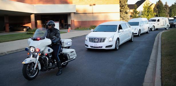 Escoltado pela polícia, o cortejo foi feito em Cadillacs cor de rosa - Scott Olson/Getty Images - Scott Olson/Getty Images