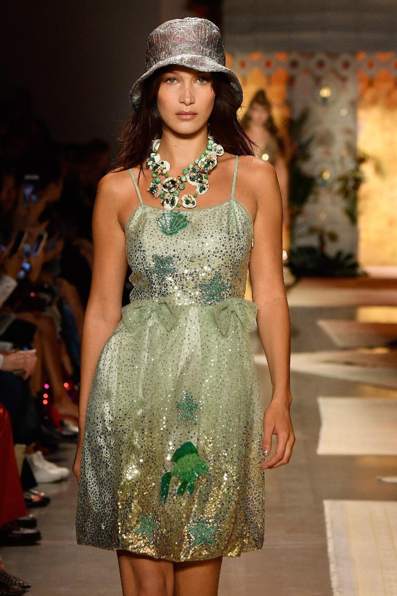 Bucket hat: tendência queridinha de Rihanna promete fazer cabeça de famosas - Getty Images