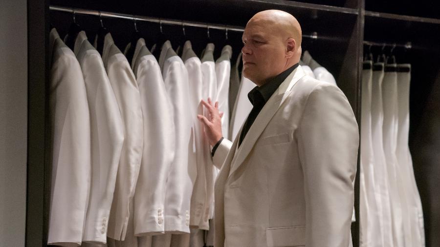 Wilson Fisk (Vincent D"Onofrio) surge com seu terno branco na terceira temporada de "Demolidor"  - David Lee/Netflix