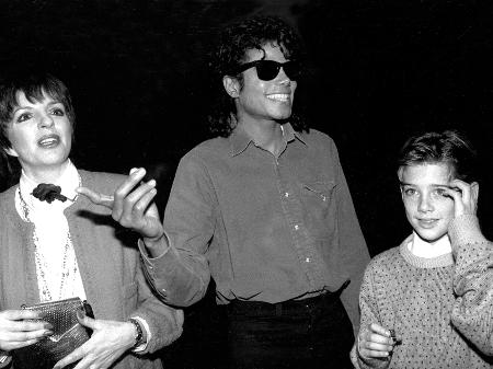 Liza Minelli, Michael Jackson e Jimmy Safechuck deixam um teatro em 1988 após assistir ao musical "O Fantasma da Ópera", em Nova York - Richard Corkery/NY Daily News Archive via Getty Images