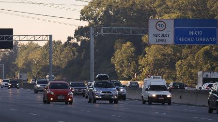 Em rodovias com divisão física entre cada sentido de fluxo, farol baixo durante o dia não é mais exigido - Zanone Fraissat/Folhapress - Zanone Fraissat/Folhapress
