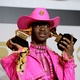 Lil Nas X exibe seus dois primeiros Grammys da carreira, conquistados no Grammy 2020 por Old Town Road - Amanda Edwards/Getty Images