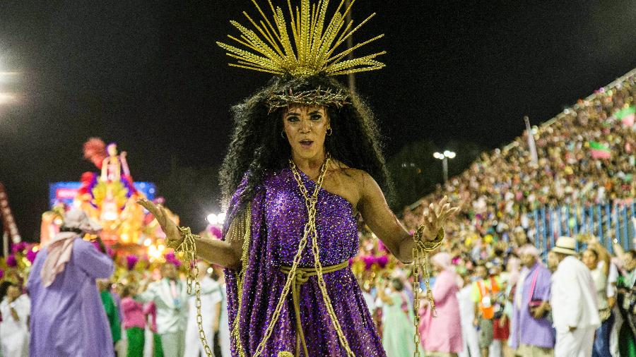 Evelyn Bastos, rainha de bateria da Mangueira, desfila representando Jesus - Júlio César Guimarães/UOL