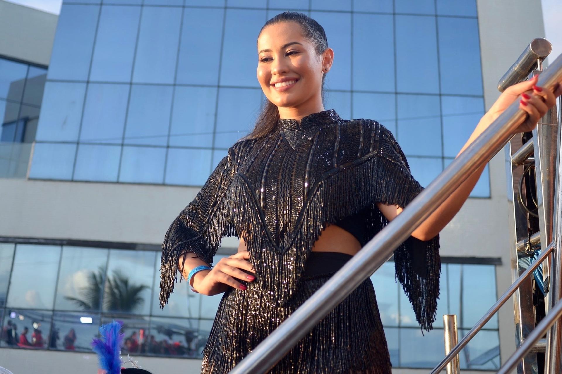 Thaynara OG acompanha de perto o bloco Largadinho, da cantora Claudia Leitte, em Salvador - Andre Muzell/Brazil News