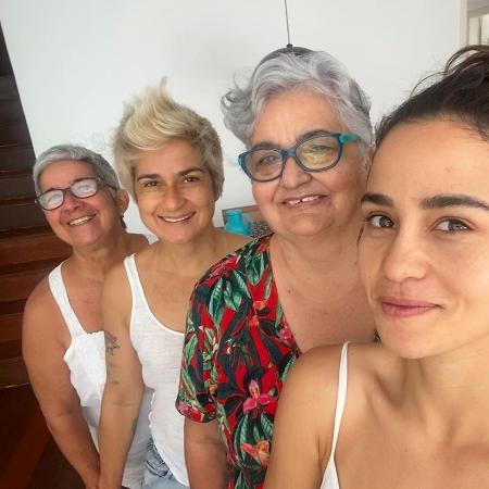 Nanda Costa, a avó Maria Inês, a namorada Lan Lanh, e a avó de Lan, Celinha - REPRODUÇÃO/INSTAGRAM