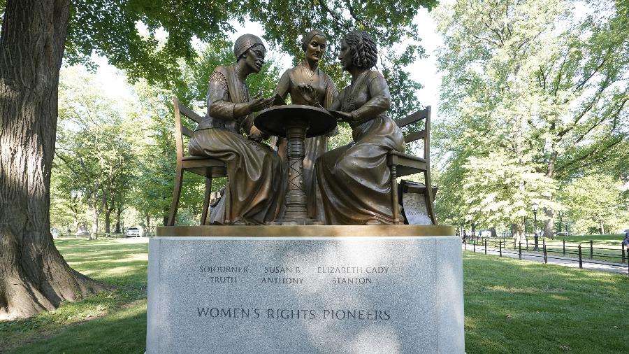 As pioneiras na luta pelos direitos das mulheres nos Estados Unidos: Susan B. Anthony, Elizabeth Cady Stanton e Sojourner Truth, em estátua inaugurada hoje no Central Park - Timothy A. Clary/AFP