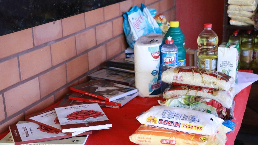 As doações no Morro do Preventório, no Rio, incluíam também livros, além de produtos comprados nos comércios locais - Divulgação