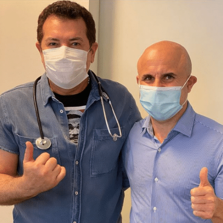Beto Barbosa (à esq.) posou com o oncologista Fernando Maluf para comemorar resultado de tratamento contra o câncer - Reprodução/Instagram/@betobarbosa