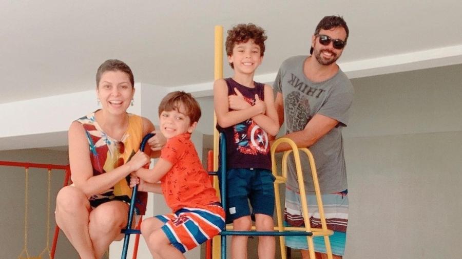 Bárbara Borges acompanhada do marido, Pedro Delfino, e dos filhos Martin e Theo - Reprodução/Instagram @barbaraborgesoficial