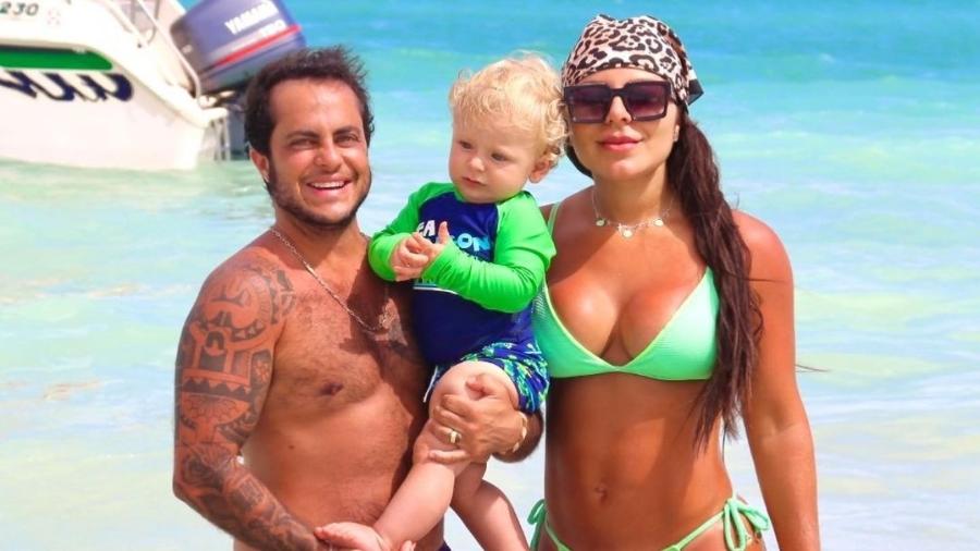 Thammy Miranda posa com filho e esposa em Maragogi - Reprodução/Instagram